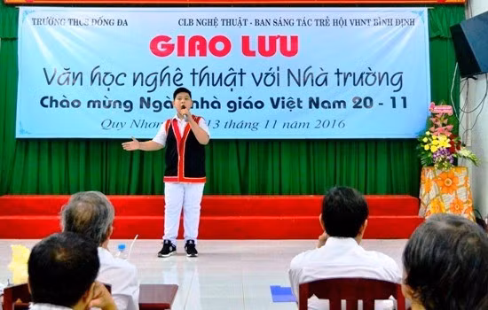 Em Trung Quân (lớp 8A5, THCS Đống Đa) biểu diễn ca khúc “Theo nhịp võng đưa” của nhạc sĩ Trần Ngọc Sơn. Ảnh: HỮU THUẦN