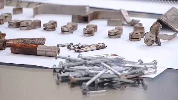 Cơ quan công an thu giữ rất nhiều chi tiết của súng đang được các nghi phạm làm dở cùng thiết bị máy móc chế tạo súng - Ảnh: CA cung cấp Cơ quan công an thu giữ rất nhiều chi tiết của súng đang được các nghi phạm làm dở cùng thiết bị máy móc chế tạo súng - Ảnh: CA cung cấp