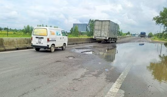 Đoạn đường qua xã Cát Trinh (Phù Cát) vừa có “ổ gà”, vừa đọng đầy nước nên rất mất an toàn giao thông.