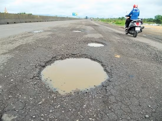 “Ổ gà”, “ổ voi” dày đặc trên mặt đường QL 1A, đoạn qua thôn Hòa Dõng, xã Cát Tân, Phù Cát (ảnh chụp ngày 3.10).