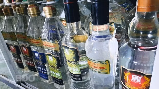 Rượu được đựng trong chai thủy tinh