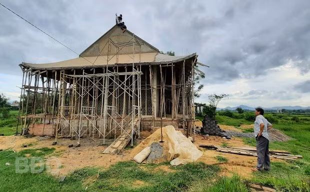 Nhà thờ Tổ làng nghề đang được xây dựng lại