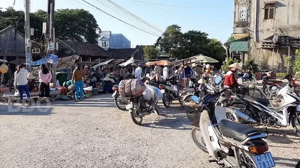 Người dân không vào chợ mà chiếm dụng gần hết mặt đường giao thông để mua bán hàng hóa gây mất trật tự ATGT.