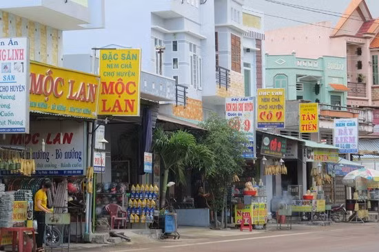 Một góc phố nem chả Chợ Huyện ở xã Phước Lộc. Ảnh: N.H.S Một góc phố nem chả Chợ Huyện ở xã Phước Lộc. Ảnh: N.H.S