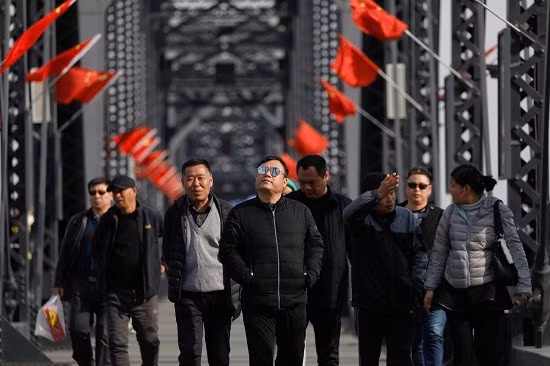 Du khách đi trên cây cầu, bắc qua sông Áp Lục, vốn bị Mỹ ném bom trong cuộc chiến tranh Triều Tiên. Hiện cây cầu này là một địa điểm du lịch. Du khách đi trên cây cầu, bắc qua sông Áp Lục, vốn bị Mỹ ném bom trong cuộc chiến tranh Triều Tiên. Hiện cây cầu này là một địa điểm du lịch.