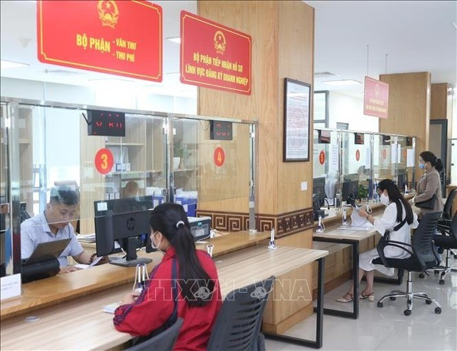 Khu vực giải quyết thủ tục hành chính của Sở Kế hoạch và Đầu tư Hà Nội. Ảnh tư liệu: Lâm Khánh/TTXVN Khu vực giải quyết thủ tục hành chính của Sở Kế hoạch và Đầu tư Hà Nội. Ảnh tư liệu: Lâm Khánh/TTXVN
