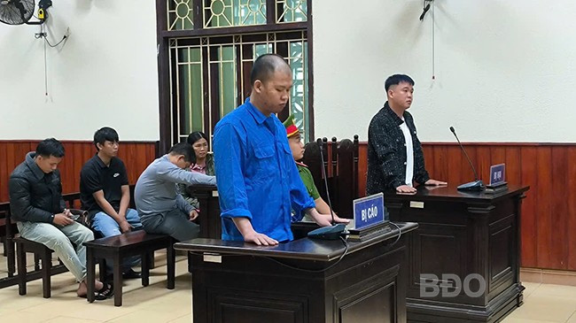Bị cáo Trần Tiến Nghĩa đối chất với người bị hại tại phiên tòa sơ thẩm. Ảnh: Minh Ngọc Bị cáo Trần Tiến Nghĩa đối chất với người bị hại tại phiên tòa sơ thẩm. Ảnh: Minh Ngọc