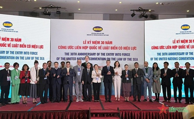 Đại biểu dự lễ kỷ niệm chụp ảnh chung. Đại biểu dự lễ kỷ niệm chụp ảnh chung.