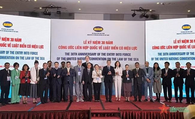 Đại biểu dự lễ kỷ niệm chụp ảnh chung.