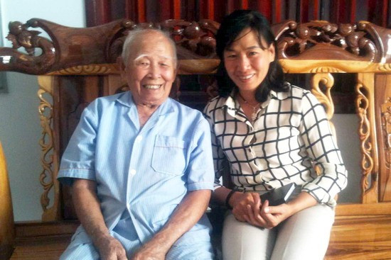 Tác giả chụp hình chung với ông Tô Đình Cắm Tác giả chụp hình chung với ông Tô Đình Cắm