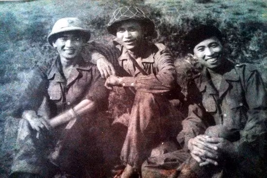 Ông Tô Đình Cắm (phải) và đồng đội trong Chiến dịch Biên giới 1950.