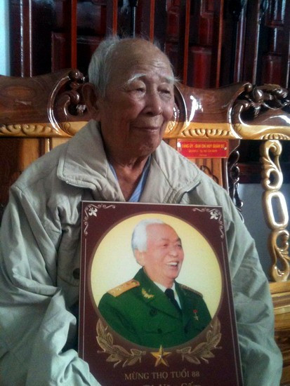 Ông Tô Đình Cắm và di ảnh Đại tướng Võ Nguyên Giáp. Ông Tô Đình Cắm và di ảnh Đại tướng Võ Nguyên Giáp.