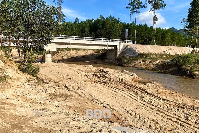 Nạn “cát tặc” đe dọa an toàn công trình cầu Bến Bứa. Ảnh: N.C