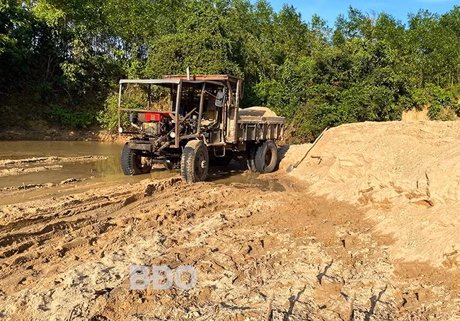 Nhiều loại ô tô, xe độ chế thường xuyên đến suối Bứa khai thác cát trái phép khiến người dân địa phương bức xúc, bất an. Ảnh: N.C