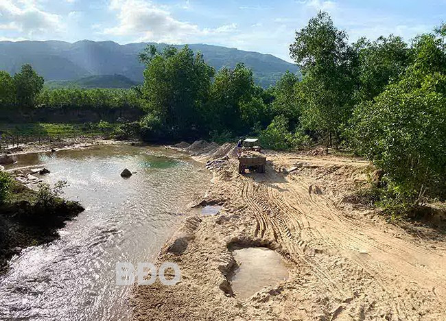 Hành động khai thác cát trái phép tại suối Bứa (thôn Long Thành, xã Phước Mỹ, TP Quy Nhơn) đang diễn ra công khai. Hành động khai thác cát trái phép tại suối Bứa (thôn Long Thành, xã Phước Mỹ, TP Quy Nhơn) đang diễn ra công khai.