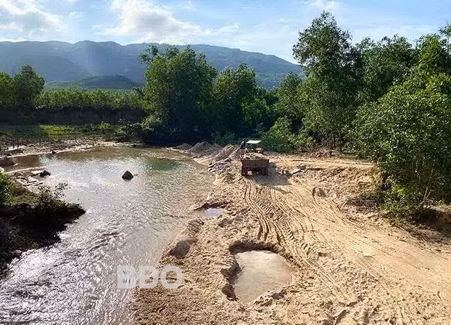 Hành động khai thác cát trái phép tại suối Bứa (thôn Long Thành, xã Phước Mỹ, TP Quy Nhơn) đang diễn ra công khai.