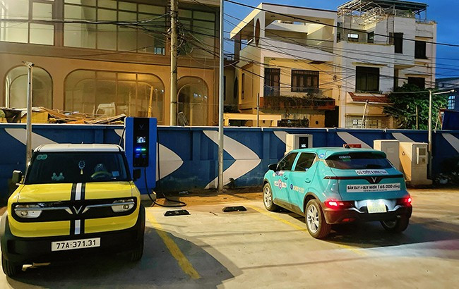 Điểm sạc điện mới lắp đặt tại 74 Trần Hưng Đạo, TP Quy Nhơn. Ảnh: HẢI YẾN Điểm sạc điện mới lắp đặt tại 74 Trần Hưng Đạo, TP Quy Nhơn. Ảnh: HẢI YẾN