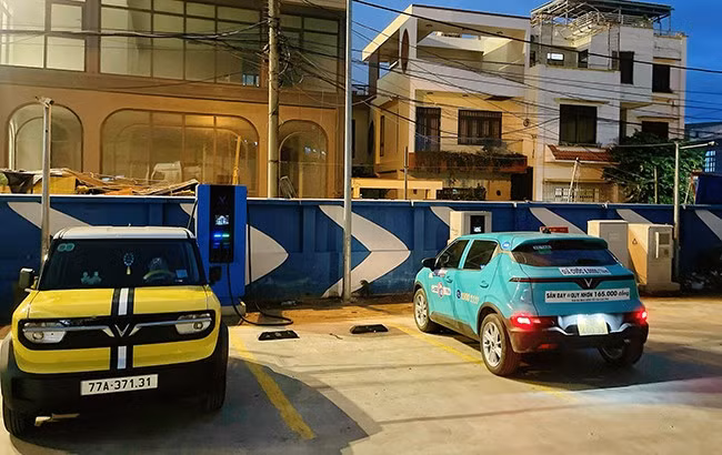 Điểm sạc điện mới lắp đặt tại 74 Trần Hưng Đạo, TP Quy Nhơn. Ảnh: HẢI YẾN