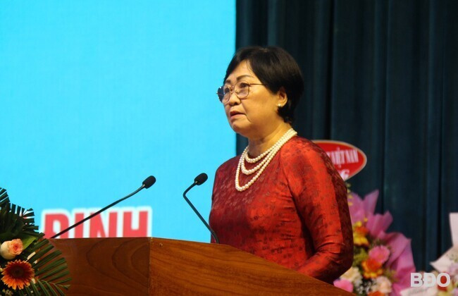 Bà Nguyễn Thị Thanh Bình, Chủ tịch Liên hiệp các hội KHKT Bình Định, đọc diễn văn kỷ niệm 30 năm thành lập Liên hiệp hội. Ảnh: T.LỢI