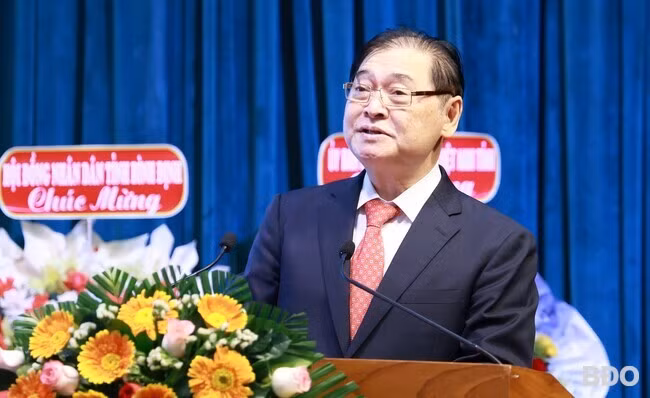 Đồng chí Phan Xuân Dũng, Chủ tịch Liên hiệp các hội KHKT Việt Nam đánh giá cao sự năng động, sáng tạo và tâm huyết của đội ngũ lãnh đạo qua các thời kỳ của các hội viên, đội ngũ trí thức trên địa bàn tỉnh. Ảnh: T.LỢI