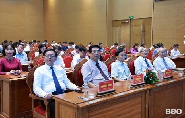 Các đồng chí nguyên lãnh đạo tỉnh qua các thời kỳ dự lễ kỷ niệm. Ảnh: T.LỢI