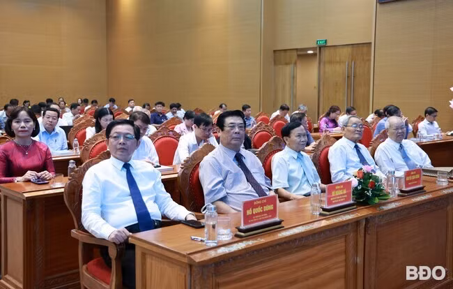 Các đồng chí nguyên lãnh đạo tỉnh qua các thời kỳ dự lễ kỷ niệm. Ảnh: T.LỢI