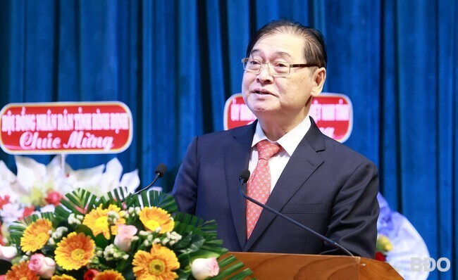 Đồng chí Phan Xuân Dũng, Chủ tịch Liên hiệp các hội KHKT Việt Nam đánh giá cao sự năng động, sáng tạo và tâm huyết của đội ngũ lãnh đạo qua các thời kỳ của các hội viên, đội ngũ trí thức trên địa bàn tỉnh. Ảnh: T.LỢI