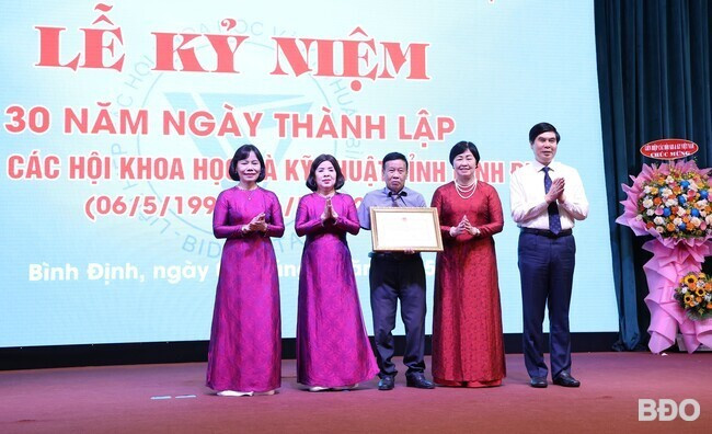 Phó Chủ tịch UBND tỉnh Lâm Hải Giang (bên phải) tặng Bằng khen của UBND tỉnh cho tập thể Liên hiệp hội về thành tích xuất sắc trong hoạt động khóa V, nhiệm kỳ 2018 - 2025. Ảnh: T.LỢI