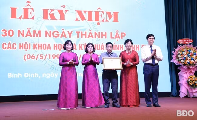 Phó Chủ tịch UBND tỉnh Lâm Hải Giang (bên phải) tặng Bằng khen của UBND tỉnh cho tập thể Liên hiệp hội về thành tích xuất sắc trong hoạt động khóa V, nhiệm kỳ 2018 - 2025. Ảnh: T.LỢI