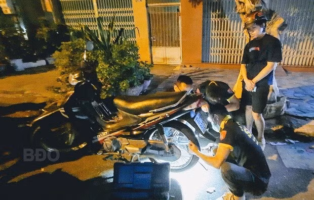 Đội hỗ trợ vá lớp cho người dân trên đường Bạch Đằng (TP Quy Nhơn) tối ngày 1.10.2020 Đội hỗ trợ vá lớp cho người dân trên đường Bạch Đằng (TP Quy Nhơn) tối ngày 1.10.2020