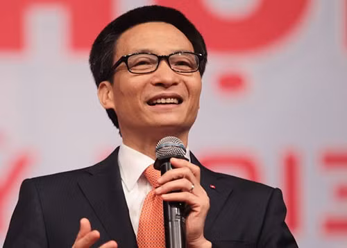 Phó thủ tướng Vũ Đức Đam cho rằng người trẻ và tài giỏi như Đông là nhân tố đưa đất nước giàu mạnh. Ảnh: CV