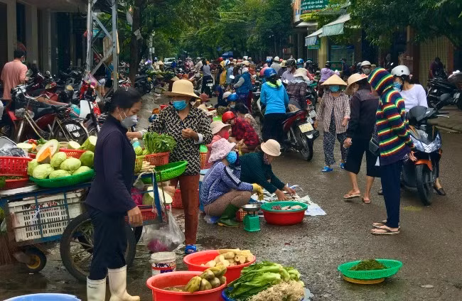 Chợ tự phát tại đoạn đường Nguyễn Hữu Thọ. Ảnh: HẢI YẾN