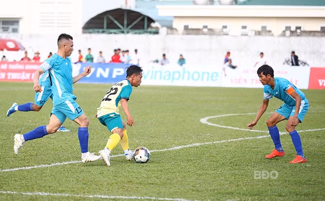 Được chơi trên sân nhà, đội bóng TX An Nhơn (áo vàng) có nhiều lợi thế để tiến sâu ở giải lần này. Ảnh: HOÀNG QUÂN