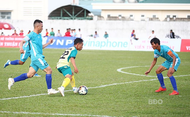 Được chơi trên sân nhà, đội bóng TX An Nhơn (áo vàng) có nhiều lợi thế để tiến sâu ở giải lần này. Ảnh: HOÀNG QUÂN Được chơi trên sân nhà, đội bóng TX An Nhơn (áo vàng) có nhiều lợi thế để tiến sâu ở giải lần này. Ảnh: HOÀNG QUÂN