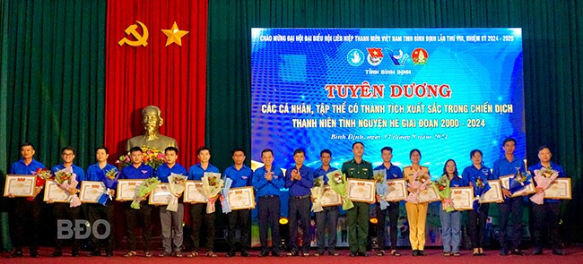 Tỉnh đoàn tặng bằng khen cho 18 tập thể có thành tích xuất sắc trong thực hiện Chiến dịch Thanh niên tình nguyện hè giai đoạn 2000 - 2024. Ảnh: D.L Tỉnh đoàn tặng bằng khen cho 18 tập thể có thành tích xuất sắc trong thực hiện Chiến dịch Thanh niên tình nguyện hè giai đoạn 2000 - 2024. Ảnh: D.L