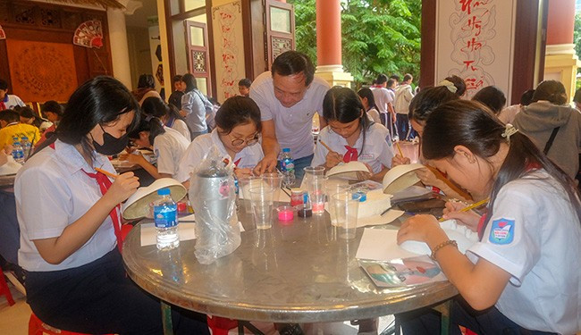Hào hức vẽ mặt nạ hát bội. Ảnh: NGỌC NHUẬN Hào hức vẽ mặt nạ hát bội. Ảnh: NGỌC NHUẬN