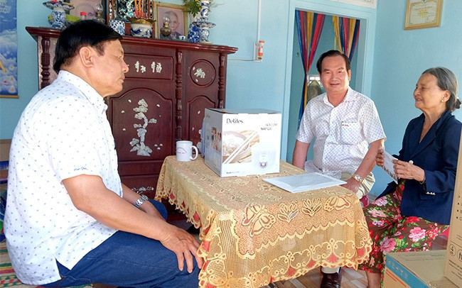 Chủ tịch Hội đồng hương Bình Định Đỗ Thanh Hùng (ngồi giữa) trong buổi bàn giao nhà tình nghĩa cho hộ nghèo ở phường Tam Quan Nam, TX Hoài Nhơn, chi phí xây nhà do cá nhân ông hỗ trợ. Ảnh: NGỌC NHUẬN Chủ tịch Hội đồng hương Bình Định Đỗ Thanh Hùng (ngồi giữa) trong buổi bàn giao nhà tình nghĩa cho hộ nghèo ở phường Tam Quan Nam, TX Hoài Nhơn, chi phí xây nhà do cá nhân ông hỗ trợ. Ảnh: NGỌC NHUẬN