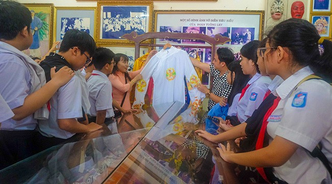 Tham quan phòng trưng bày nghệ thuật truyền thống tại Nhà hát. Ảnh: NGỌC NHUẬN Tham quan phòng trưng bày nghệ thuật truyền thống tại Nhà hát. Ảnh: NGỌC NHUẬN