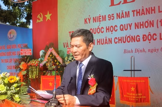 Hiệu trưởng Trần Xuân Bình đọc diễn văn khai mạc Lễ kỷ niệm.