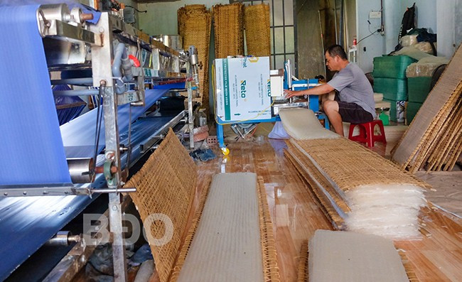 TX An Nhơn hỗ trợ làng nghề đổi mới máy móc, thiết bị để nâng cao năng lực sản xuất. Ảnh: NGỌC NHUẬN