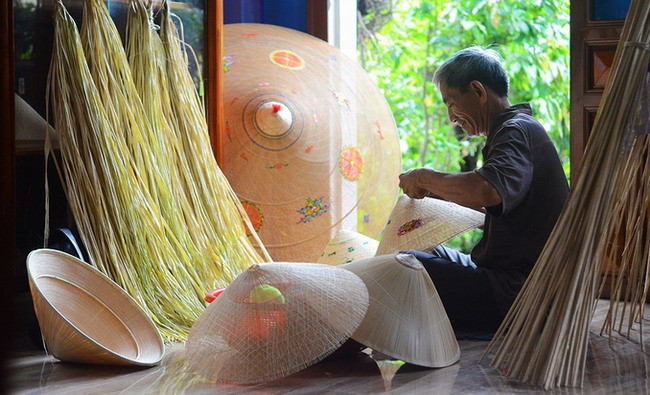 Nghề làm nón đã tạo ra nhiều việc làm cho lao động địa phương. Ảnh: THẾ HÀ