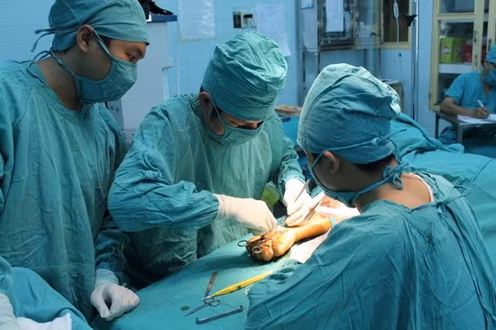 Kíp mổ bệnh nhân mắc hội chứng ống cổ tay do bác sĩ Thái Thanh Bình mổ chính. Kíp mổ bệnh nhân mắc hội chứng ống cổ tay do bác sĩ Thái Thanh Bình mổ chính.