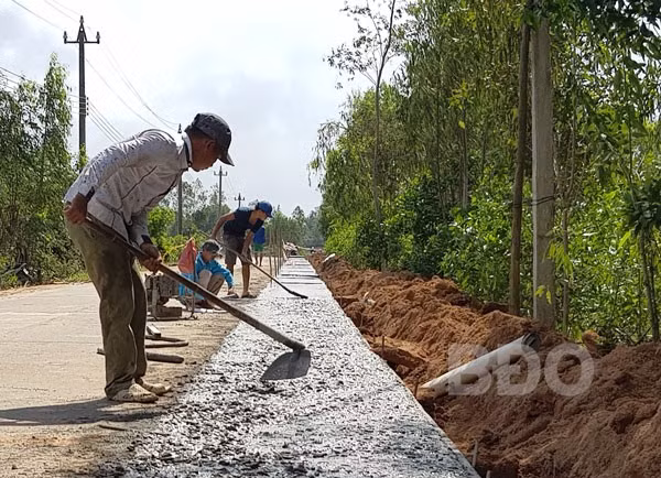 Đúc bê tông một tuyến đường trên địa bàn xã Cát Lâm (Phù Cát).