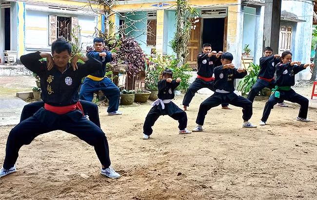 Võ sinh luyện tập thường xuyên tại Võ đường Hồ Bé. Ảnh: ĐINH NGỌC