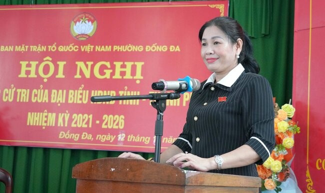 Phó Chủ tịch HĐND tỉnh Huỳnh Thúy Vân trả lời ý kiến cử tri. Ảnh: VĂN LƯU