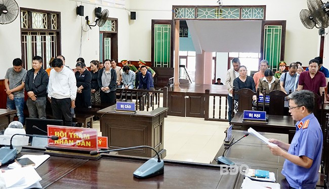 Các bị cáo khai nhận hành vi phạm tội của mình trước Hội đồng xét xử. Ảnh: K.A Các bị cáo khai nhận hành vi phạm tội của mình trước Hội đồng xét xử. Ảnh: K.A