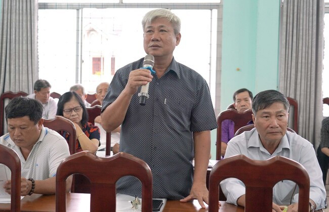 Cử tri phường Đống Đa nêu kiến nghị tại buổi tiếp xúc. Ảnh: VĂN LƯU