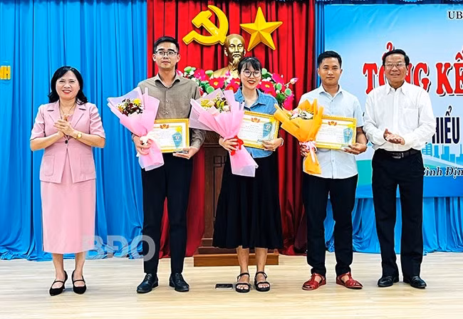 Lãnh đạo Sở Tư pháp trao giải cho các thí sinh đạt giải nhất, nhì cuộc thi. Ảnh: N.C