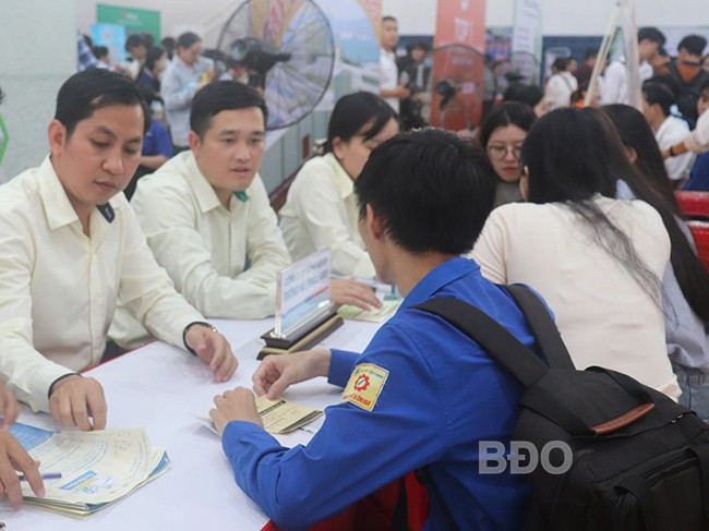 Sinh viên tham gia Ngày hội việc làm tại Trường ĐH Quy Nhơn. Ảnh: BẠCH DƯƠNG Sinh viên tham gia Ngày hội việc làm tại Trường ĐH Quy Nhơn. Ảnh: BẠCH DƯƠNG