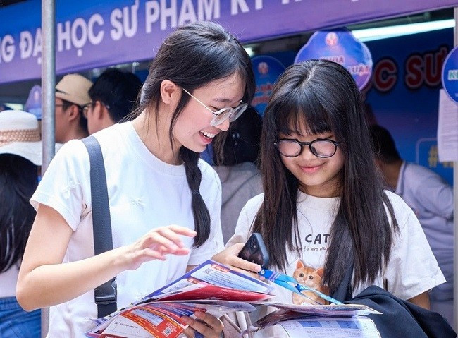 Thí sinh tìm hiểu thông tin xét tuyển đại học năm 2025. Ảnh: NGUYỄN MAI KHÔI Thí sinh tìm hiểu thông tin xét tuyển đại học năm 2025. Ảnh: NGUYỄN MAI KHÔI